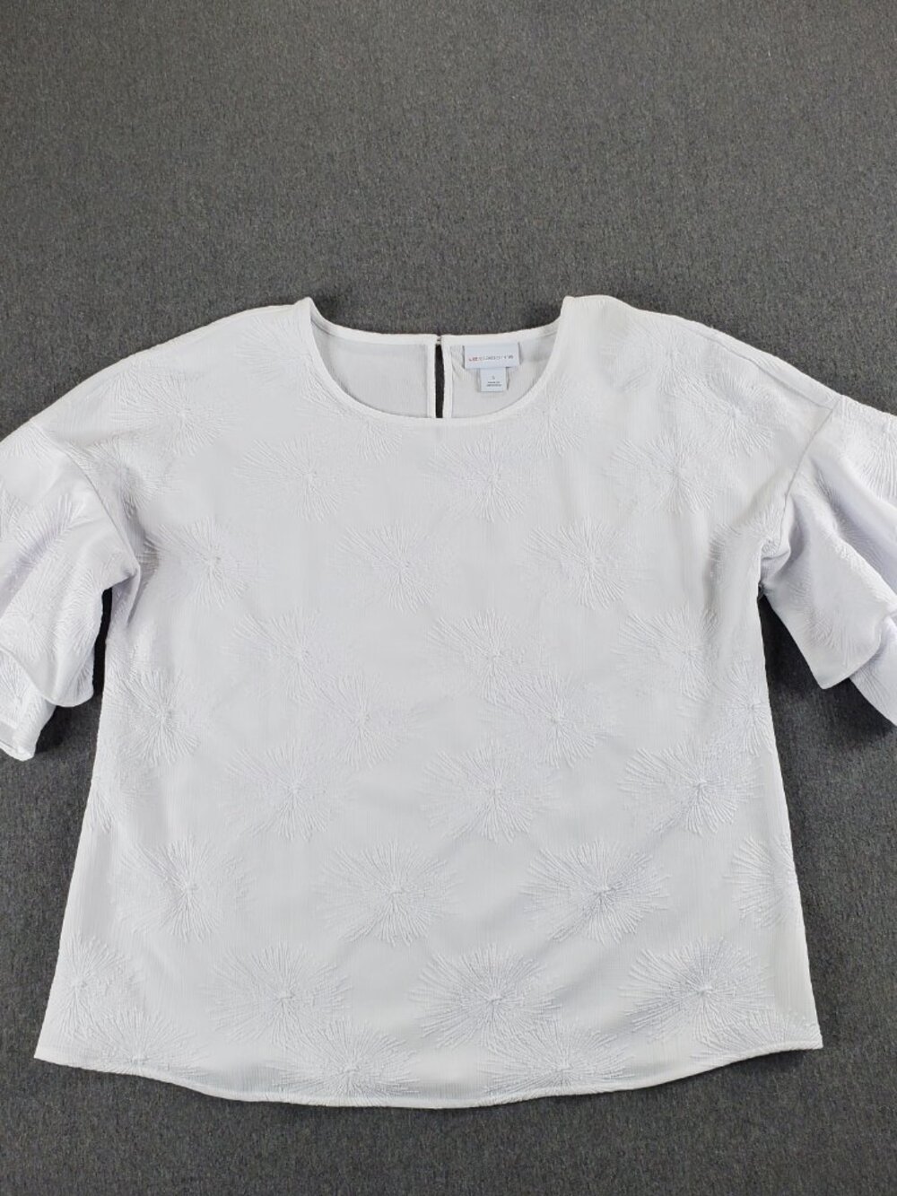 Liz Claiborne womens white textured ruffle sleeve blouse keyhole neck Size small
